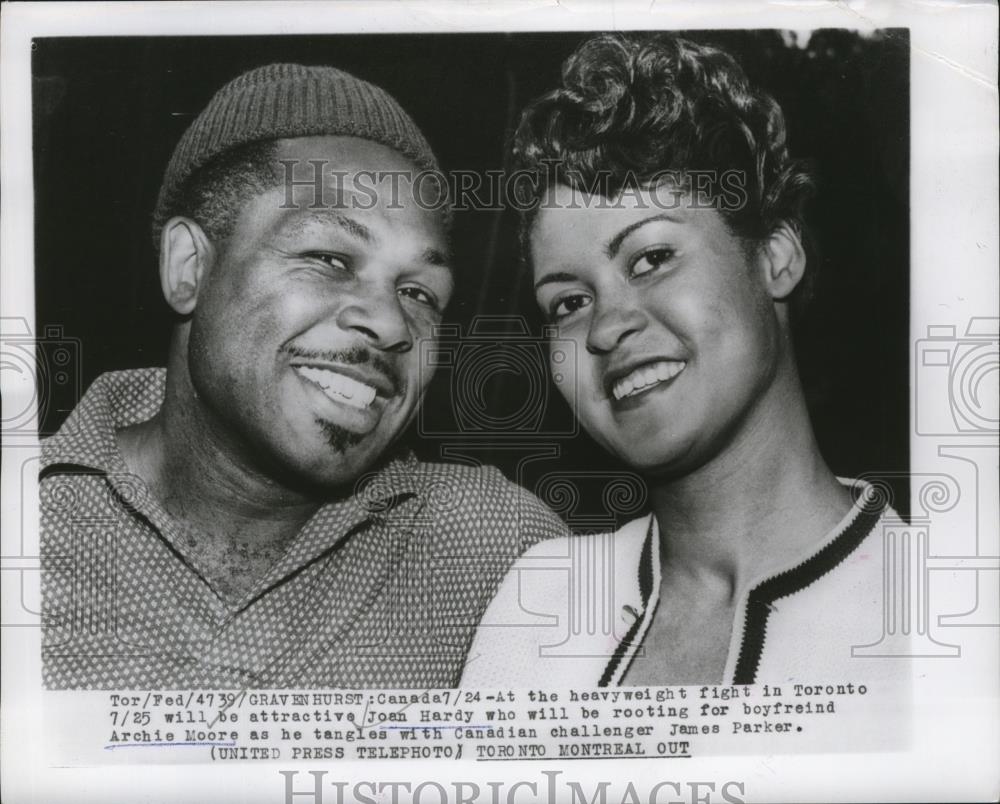 1956 Press Photo Boxer Archie Moore &amp; girlfriend Joan Hardy as he preps for a b - Historic Images