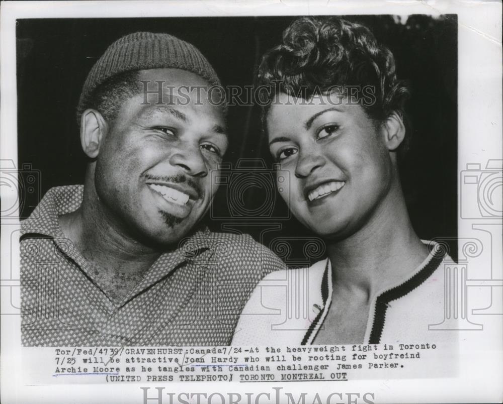1956 Press Photo Boxer Archie Moore & girlfriend Joan Hardy as he preps for a b - Historic Images