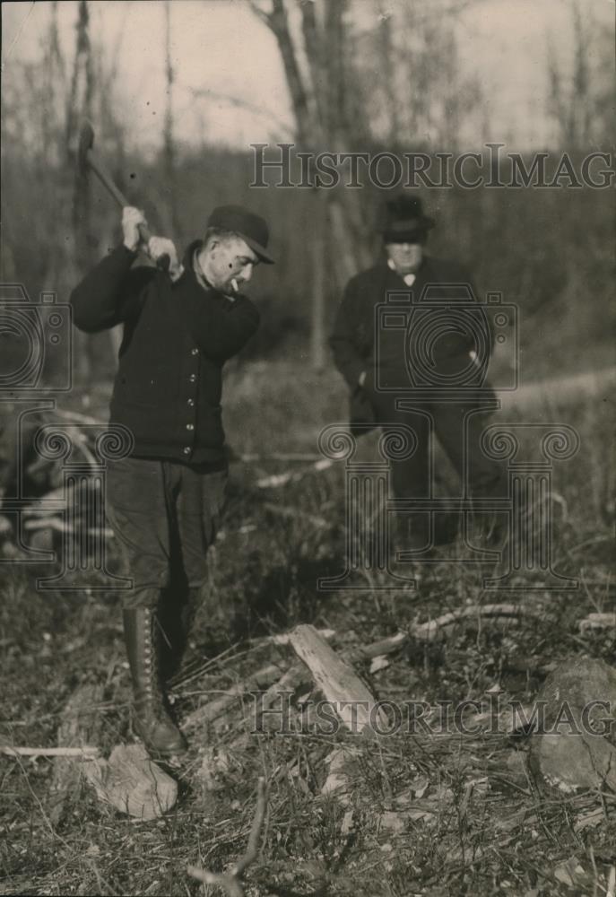 1920 Press Photo Boxer Elmer Smith chops wood at training camp - net30536 - Historic Images