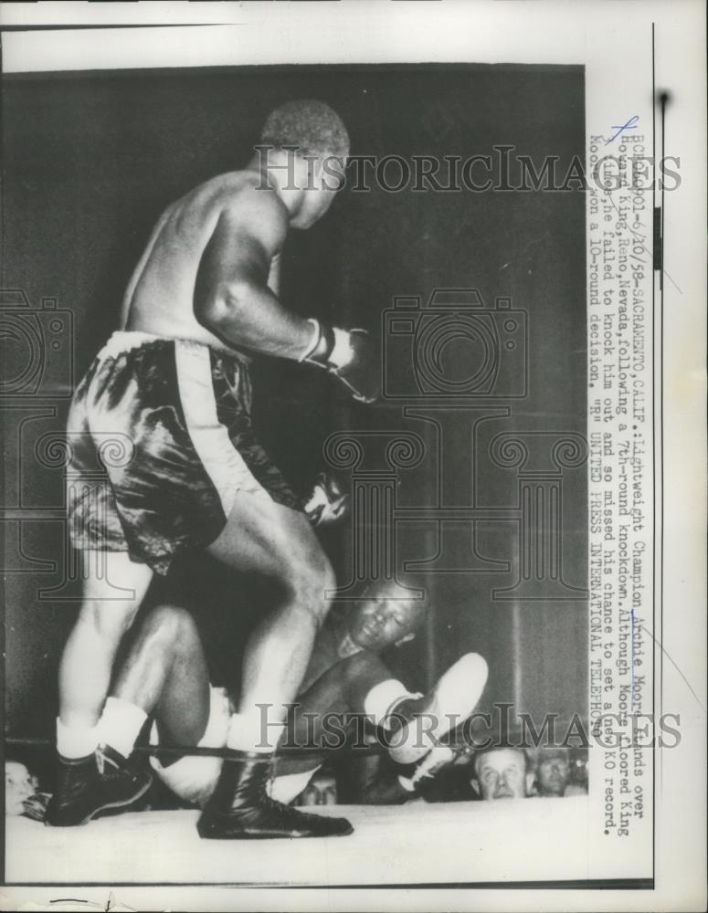 1958 Press Photo Lightweight champ Archie Moore standing over fallen Howard King - Historic Images