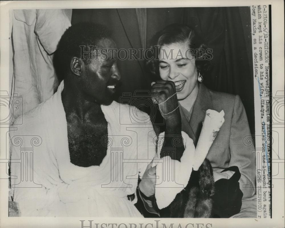 1951 Press Photo Heavyweight champ Ezzard Charles &amp; wife Gladys in Chicago - Historic Images