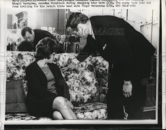 1960 Press Photo Boxing champ Lundgren & wife shop for furniture in NY - Historic Images