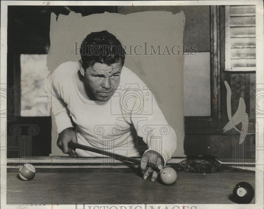 1932 Press Photo boxer Mickey Walker playing pool at training camp - net31904 - Historic Images