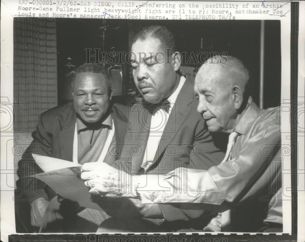 1962 Press Photo Archie Moore, Joe Louis, Jack Kearns ponder Moore-Fullmer bout - Historic Images