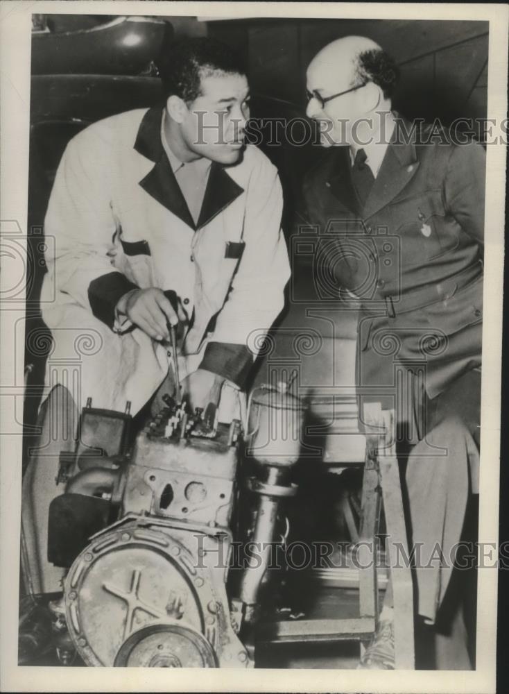 1949 Press Photo Champ Joe Louis &amp; Captain Abraham Arest at a Chicago school - Historic Images