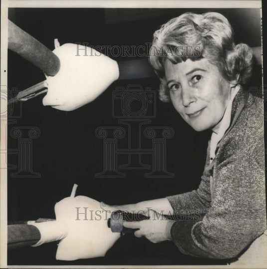 1963 Press Photo Fight promoter Aileene Eaton at Los Angeles fight arena - Historic Images