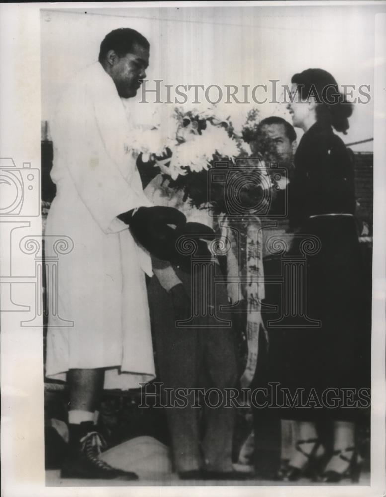 1951 Press Photo Former champ Joe Louis & a Japanese actress at an exhibition - Historic Images