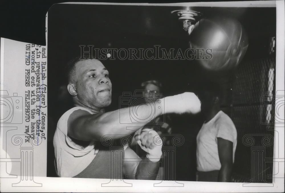 1955 Press Photo Boxer Ralph Tiger Jones working out on a speedbag at gym - Historic Images