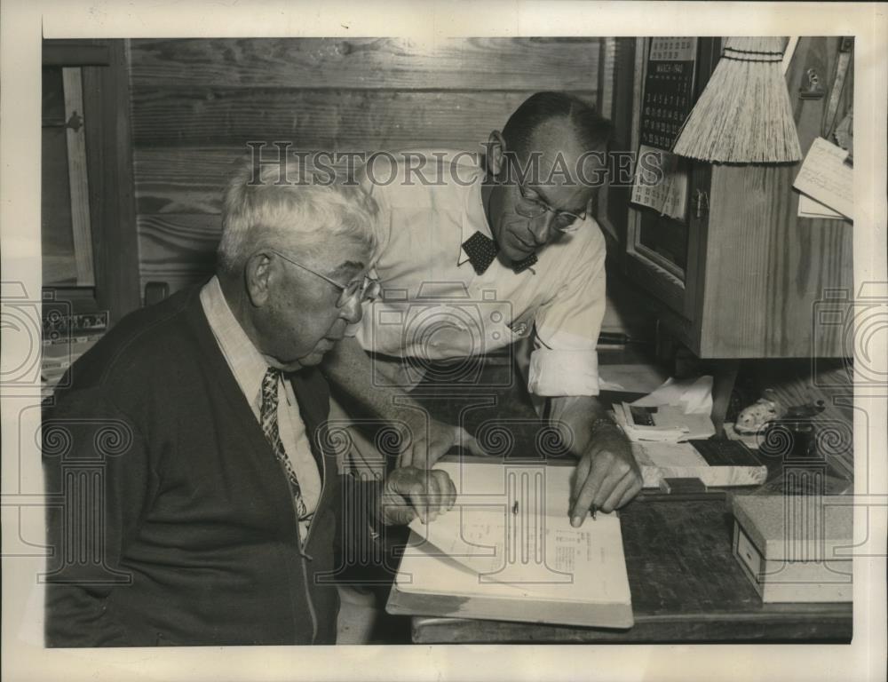 1940 Press Photo Dad Billy Myer at Tropical Park & timekeeper ML Seigler - Historic Images