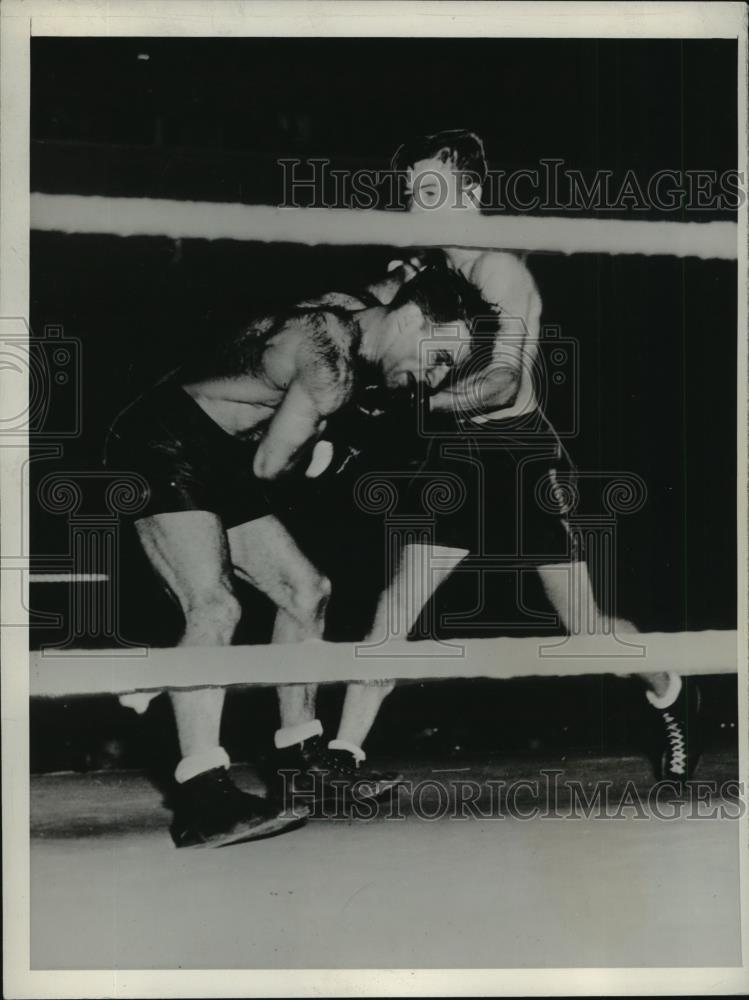 1962 Press Photo Two boxers in a battle in a boxing ring - net33274 - Historic Images