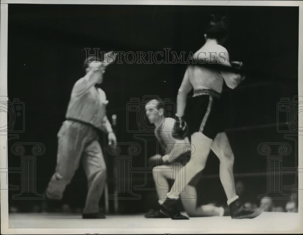 1937 Press Photo Boxer Woods on canvas vs opponent in first round - net33764 - Historic Images