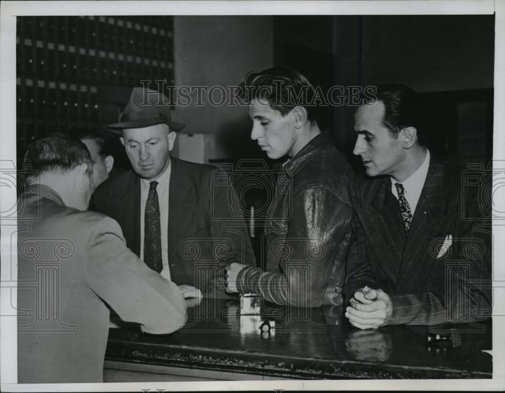 1945 Press Photo Boxer Andrew Hetlen charged with manslaughter of J Grezenezinsk - Historic Images