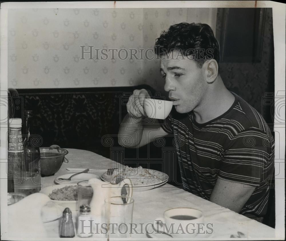 1939 Press Photo Boxer Bob Pastor at meal training for Joe Louis bout - Historic Images