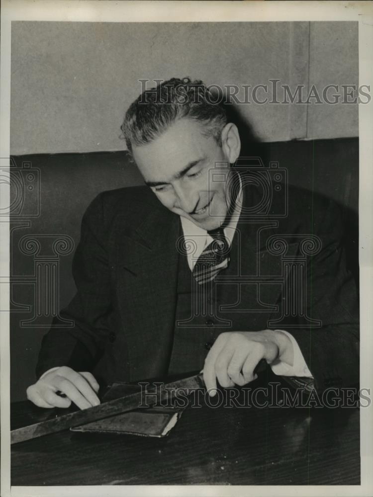 1940 Press Photo A man demonstrates the term little half for you big half for me - Historic Images