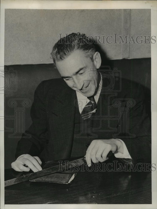 1940 Press Photo A man demonstrates the term little half for you big half for me - Historic Images