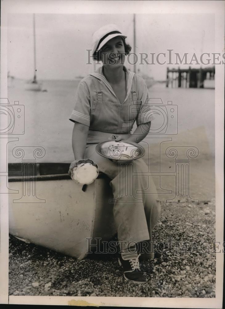 1936 Press Photo Mrs Jim Dickson skipper in CA Yacht Club race at Catalina - Historic Images