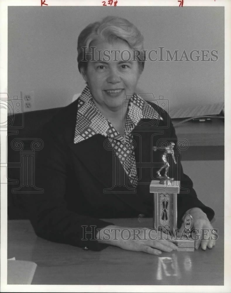 1982 Press Photo Betty Grambo with bowling trophy - cva20698 - Historic Images
