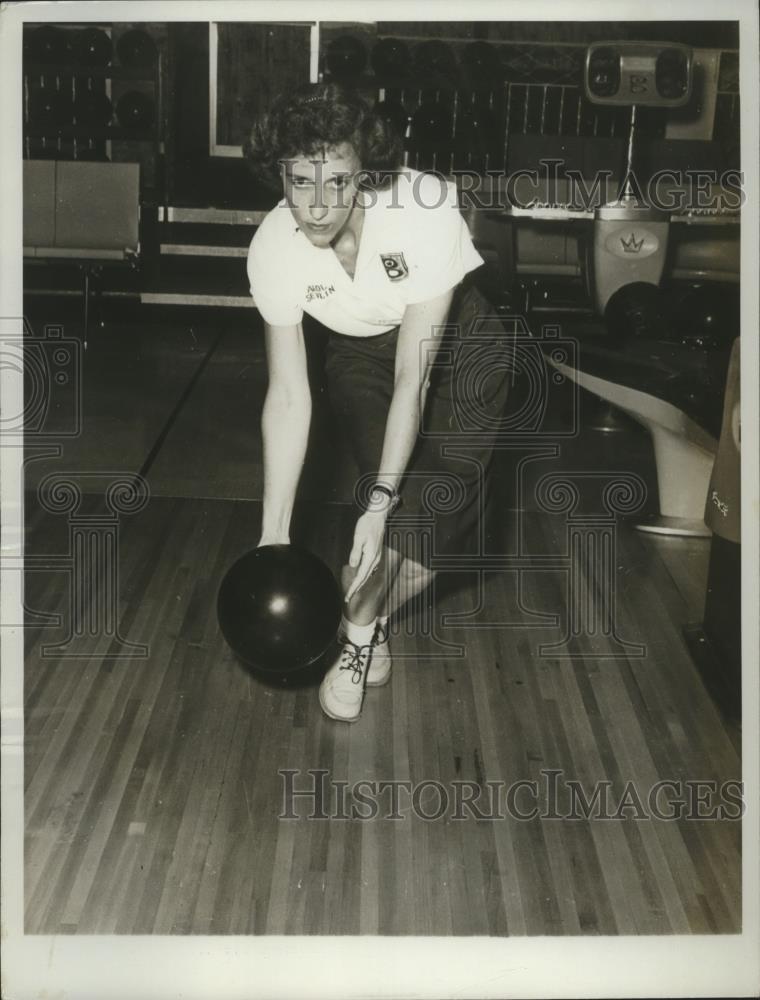 1962 Press Photo Carol Savlin demonstrating Cobra-style approach in bowling - Historic Images