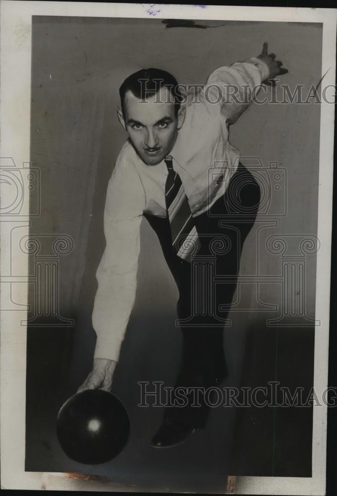1938 Press Photo Bowler Henry Wolfern in action on the lanes - net34477 - Historic Images