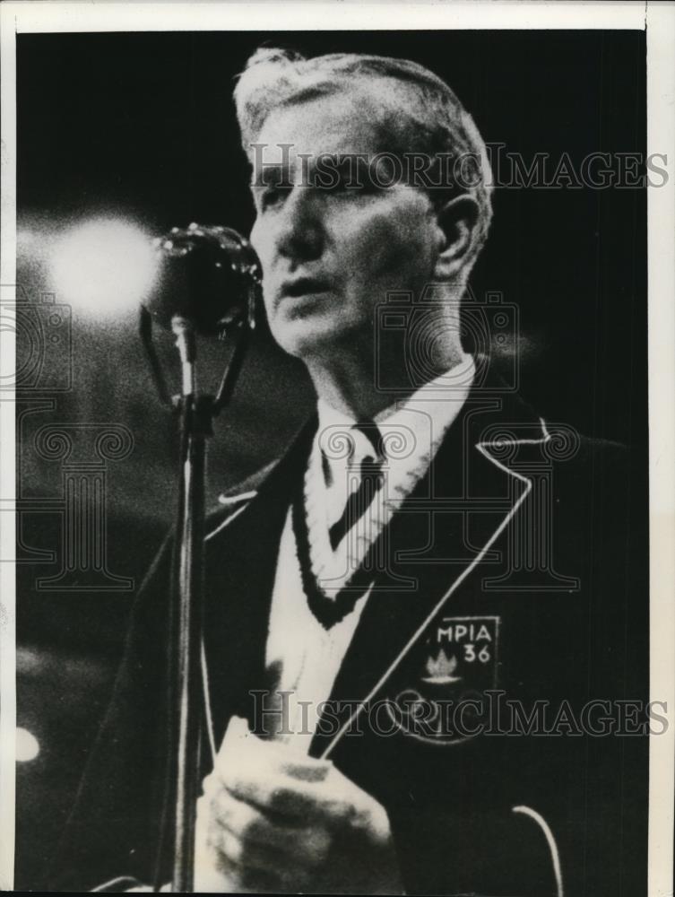 1940 Press Photo Percy Page coach of a women&#39;s basketball team steps down - Historic Images