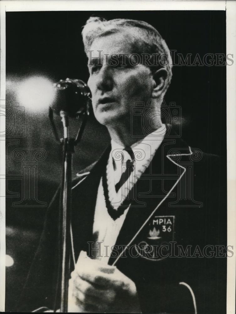 1940 Press Photo Percy Page coach of a women's basketball team steps down - Historic Images