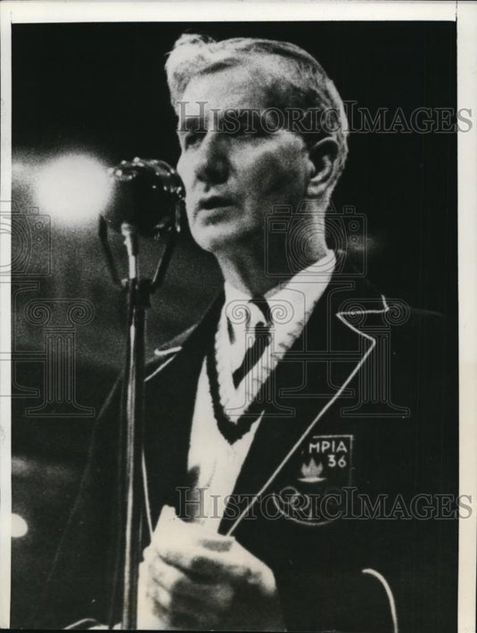 1940 Press Photo Percy Page coach of a women's basketball team steps down - Historic Images