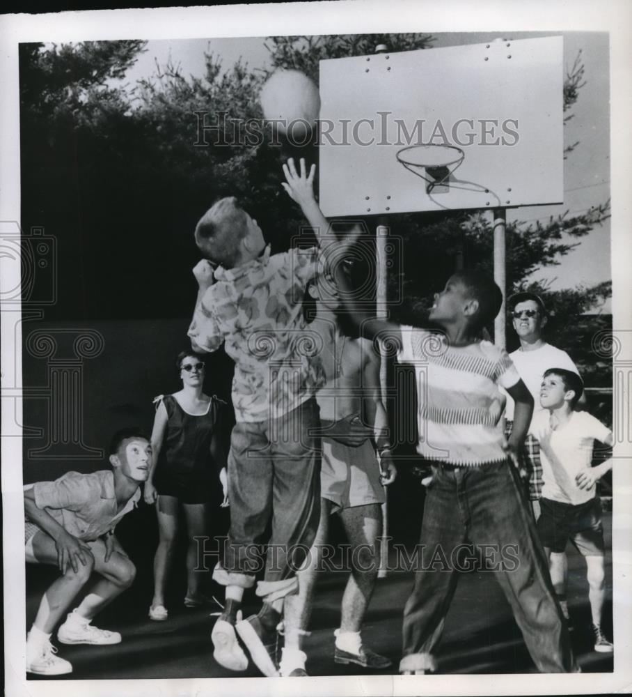 1954 Press Photo Moores Mills NY boys play basketball at camp for kids - Historic Images
