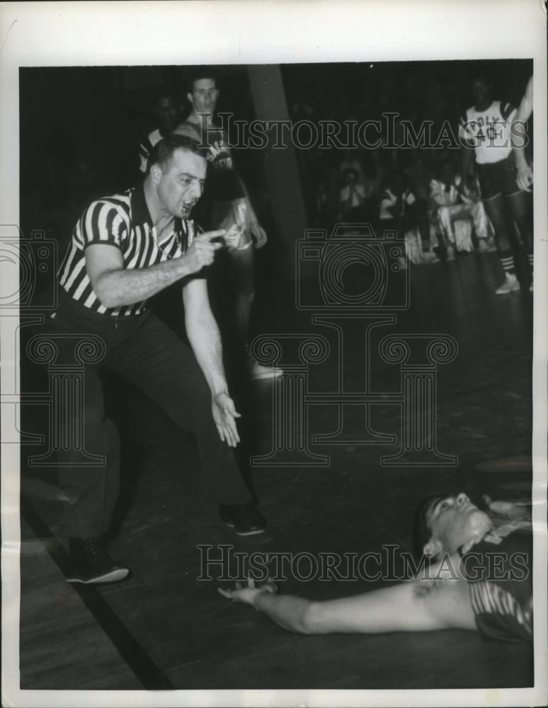 1958 Press Photo Referee Jim Caldwell calls charging foul in basketball game - Historic Images