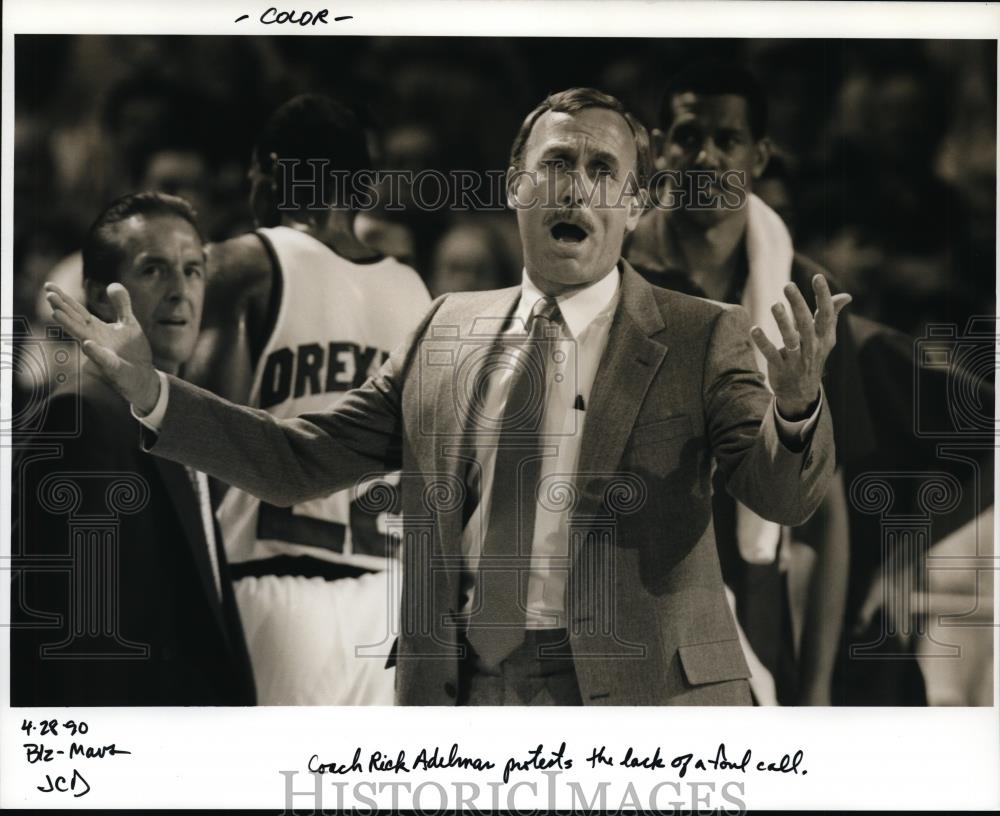 1990 Press Photo Coach Rick Adelman cries out loud in protest of the foul call - Historic Images