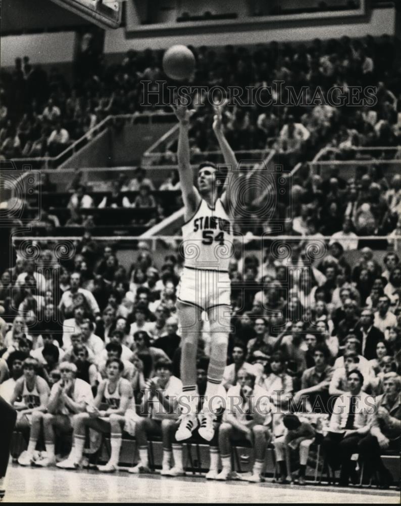 Press Photo Bob Buell in one of his great shots in his basketball career - Historic Images