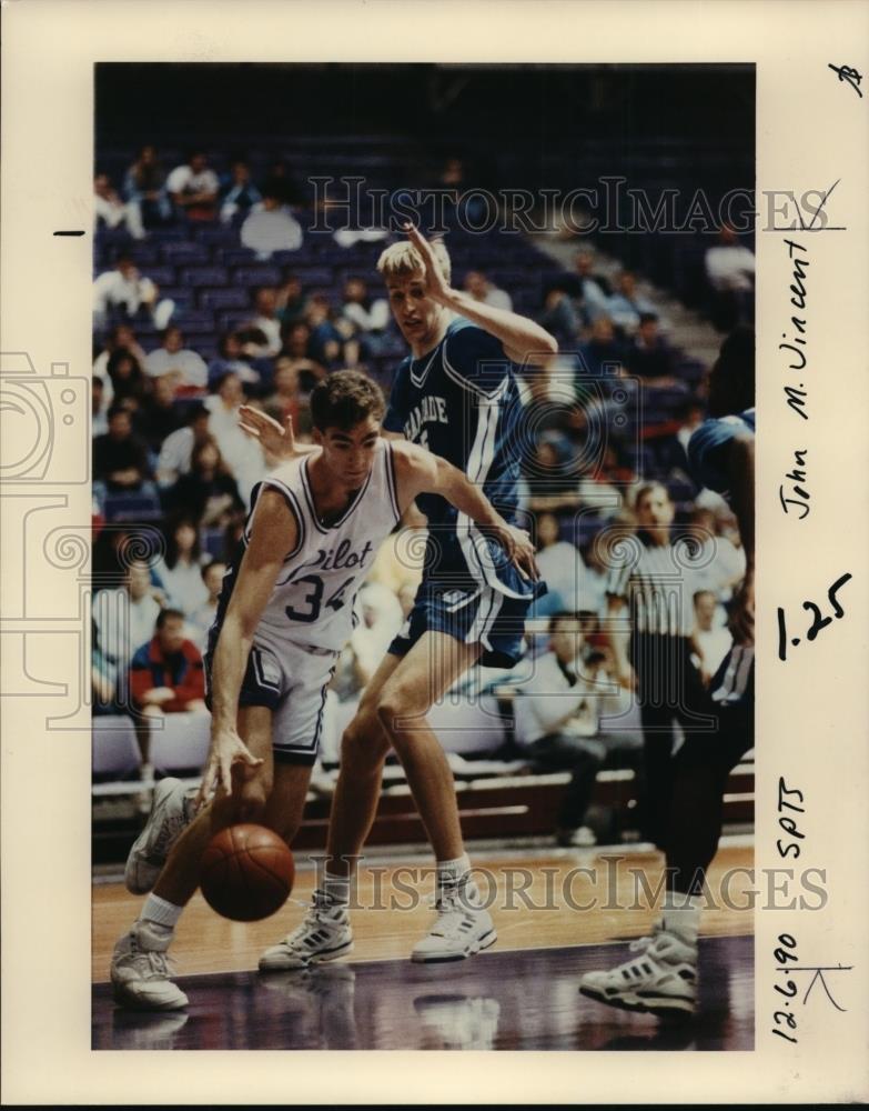 1990 Press Photo Dan Gray shows his skills in ball handling during the game - Historic Images
