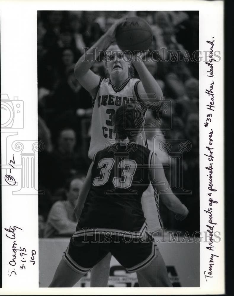1995 Press Photo Tammy Arnold put up a perimeter shot over #33 Heather Westguard - Historic Images