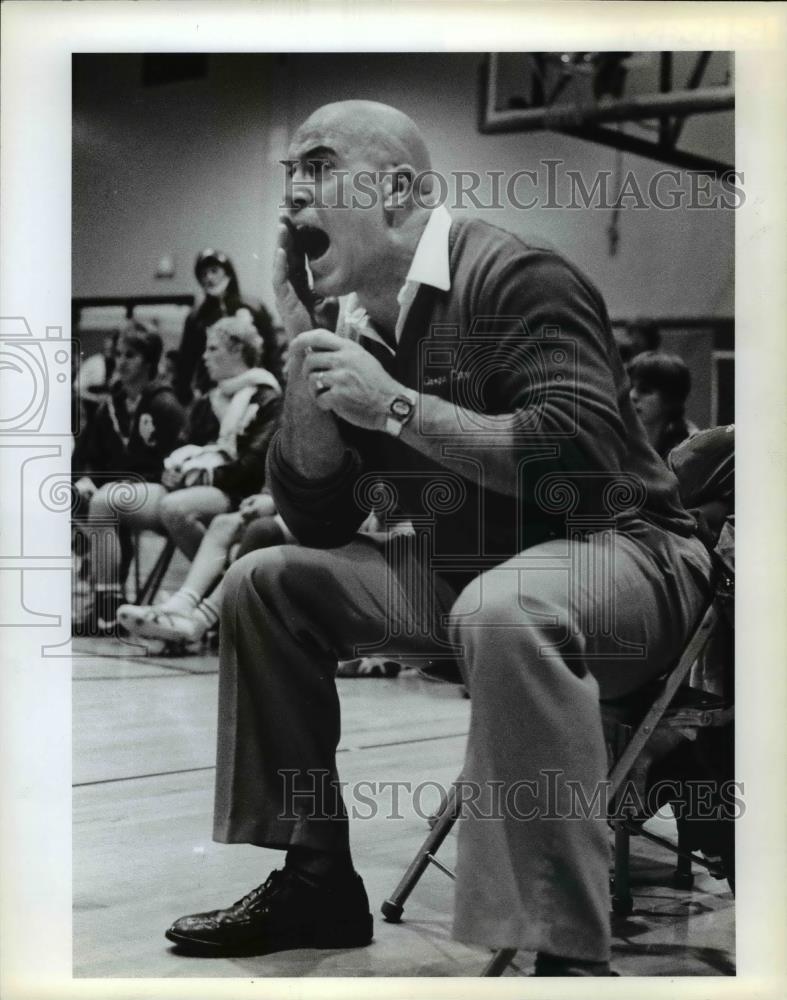 1982 Press Photo Coach Ed Burton shouts instructions to George Johnston - Historic Images