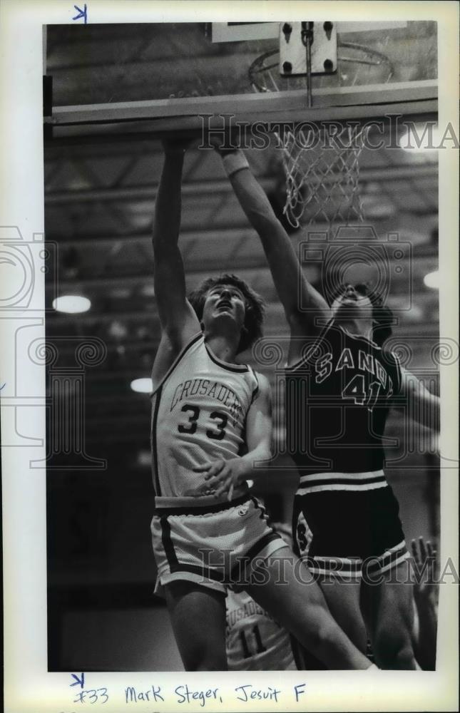 1983 Press Photo Jesuit junior Mark Steger (33) skies or rebound - orc ...