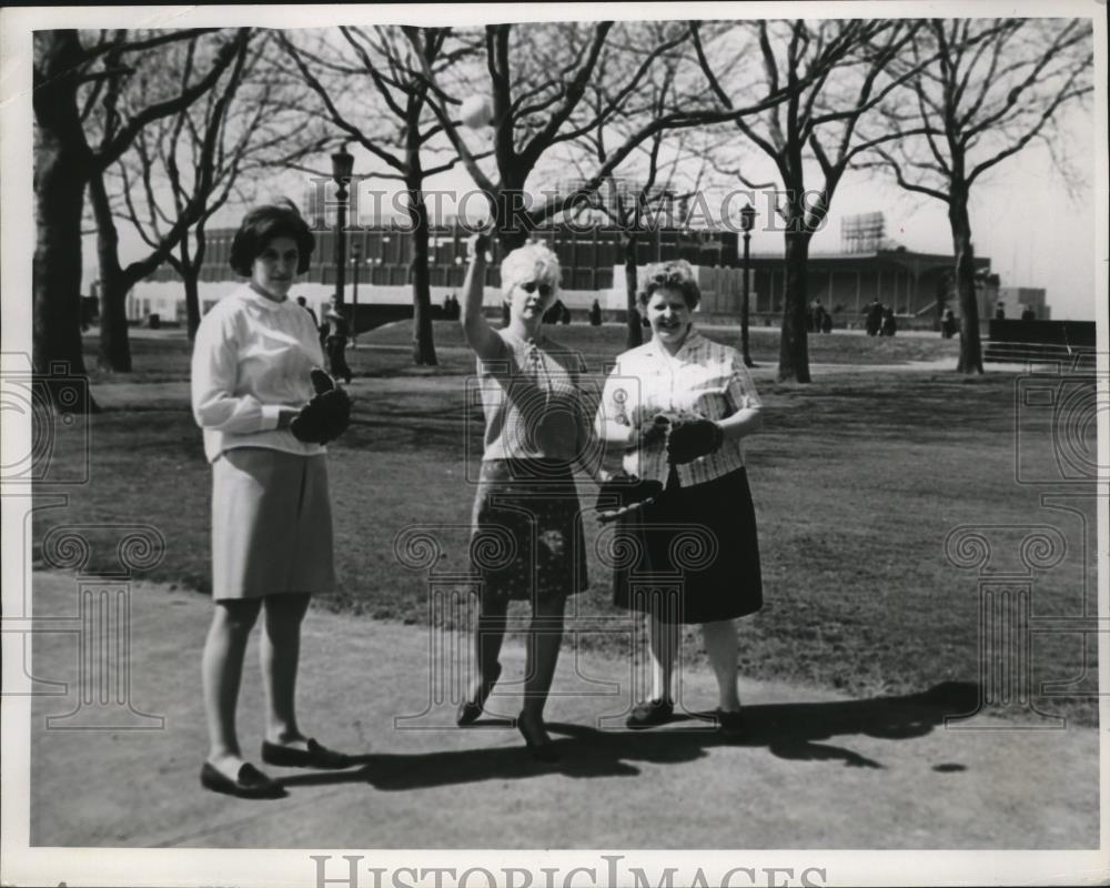 1968 Press Photo Cleveland City Hall gals Mary Dittman, Mrs Denise Jenning - Historic Images