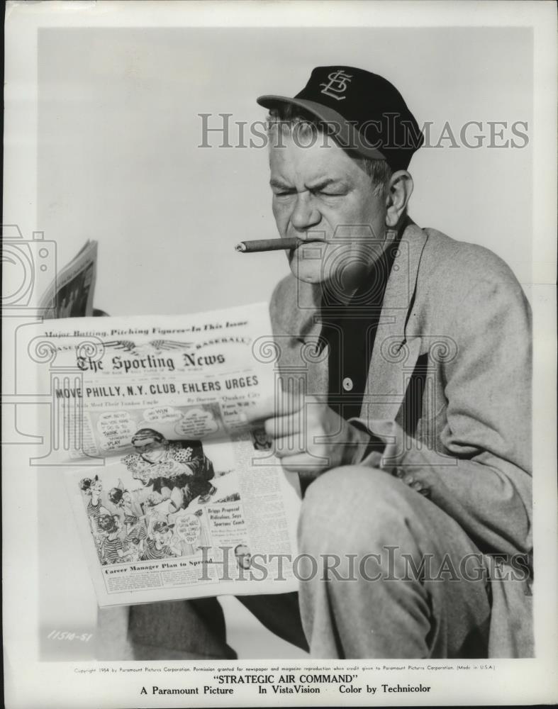 1955 Press Photo Jay Flippen reading the Sporting News paper - net31401 - Historic Images