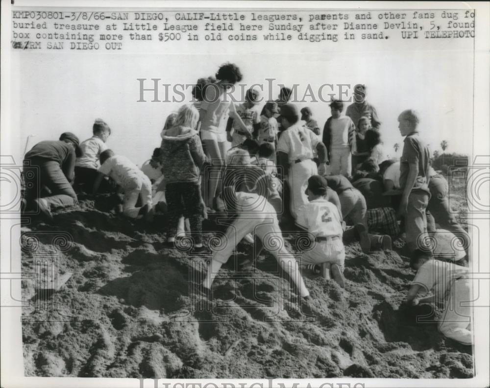 1966 Press Photo Little leaguers at San Diego CA dig for old coins at a field - Historic Images
