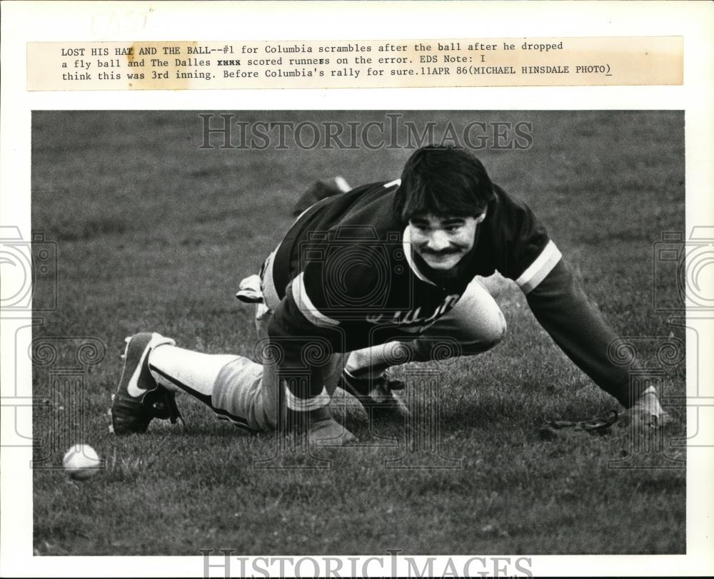 1986 Press Photo Columbia right fielder Greg Nystrom narrowly misses a fly ball - Historic Images