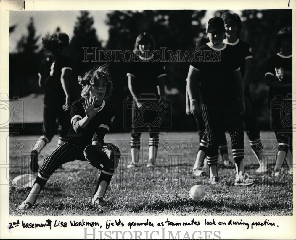 1983 Press Photo Rockwood Blackbird Lisa Workman gets good position to field - Historic Images