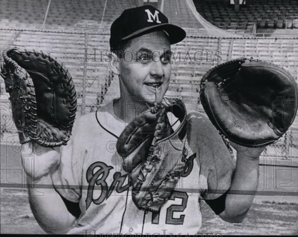 1965 Press Photo Gene Oliver of the Milwaukie Braves poses with three gloves - Historic Images