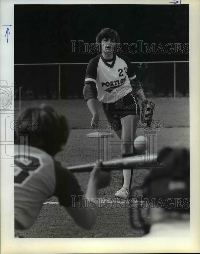 1983 Press Photo Portland State&#39;s Deb Fitzhugh delivers pitch - orc03635 - Historic Images