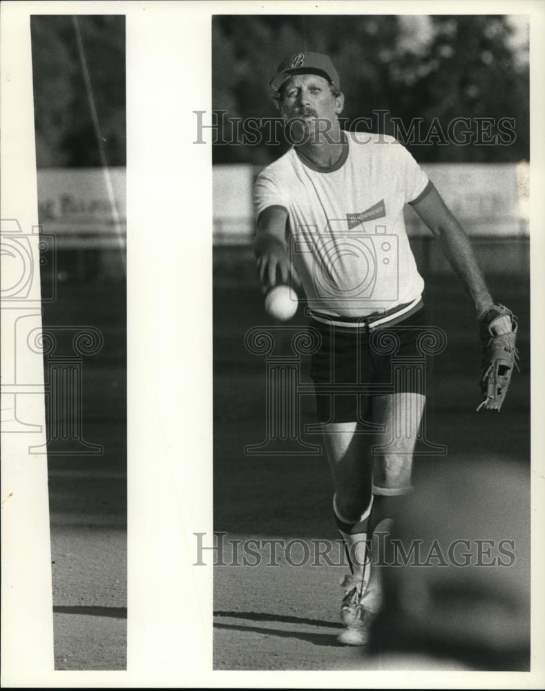 1984 Press Photo Jim Tooley- one of the Vancouver area&#39;s stop slow pitch pitcher - Historic Images