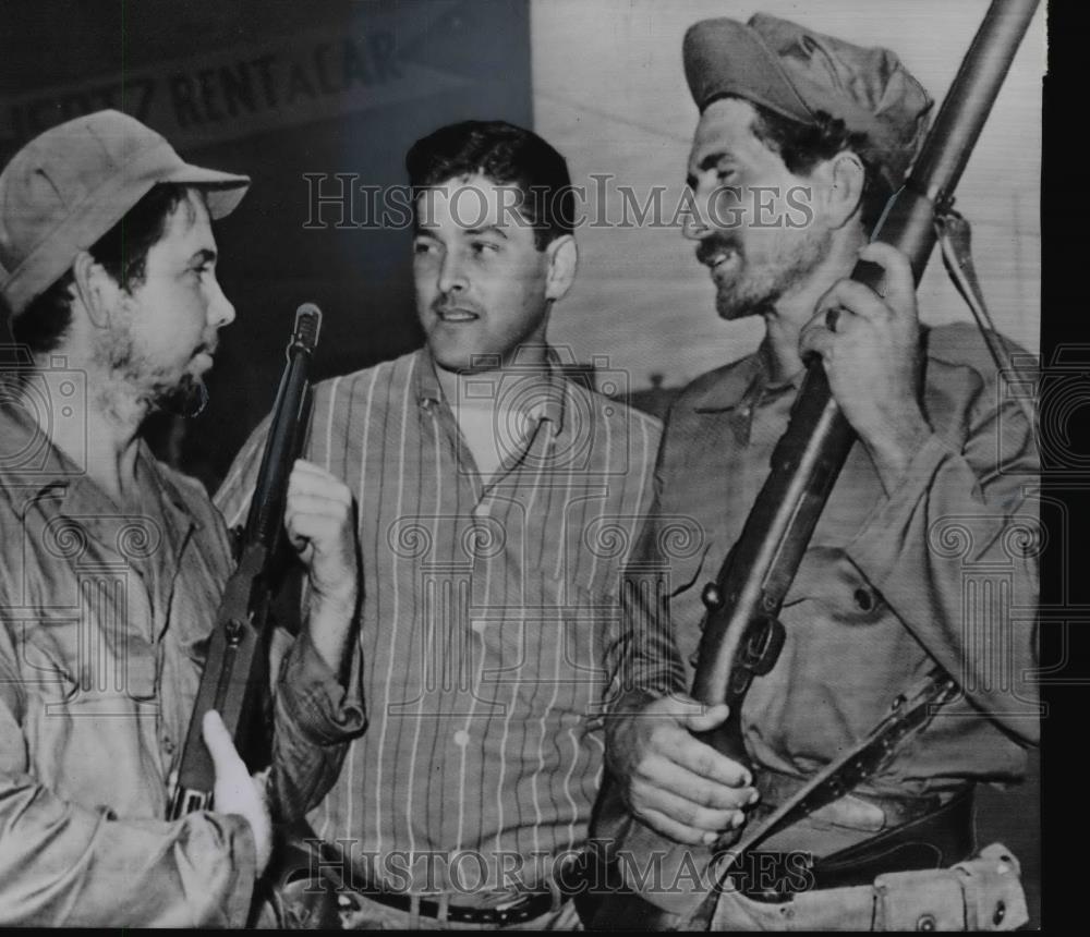 1959 Press Photo Willie Miranda, Baltimore infielder, talks with rebel soldiers. - Historic Images