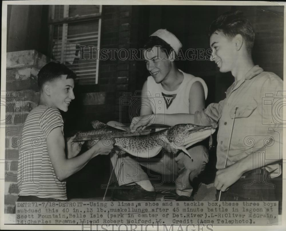 1947 Press Photo Detroit MI Muskellung fish &amp; O McGrain, C Browne, R Welford - Historic Images