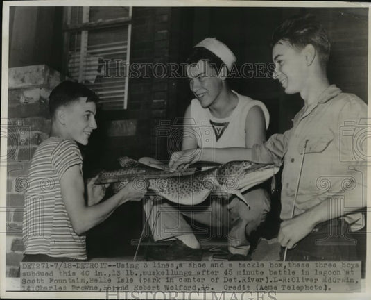1947 Press Photo Detroit MI Muskellung fish & O McGrain, C Browne, R Welford - Historic Images