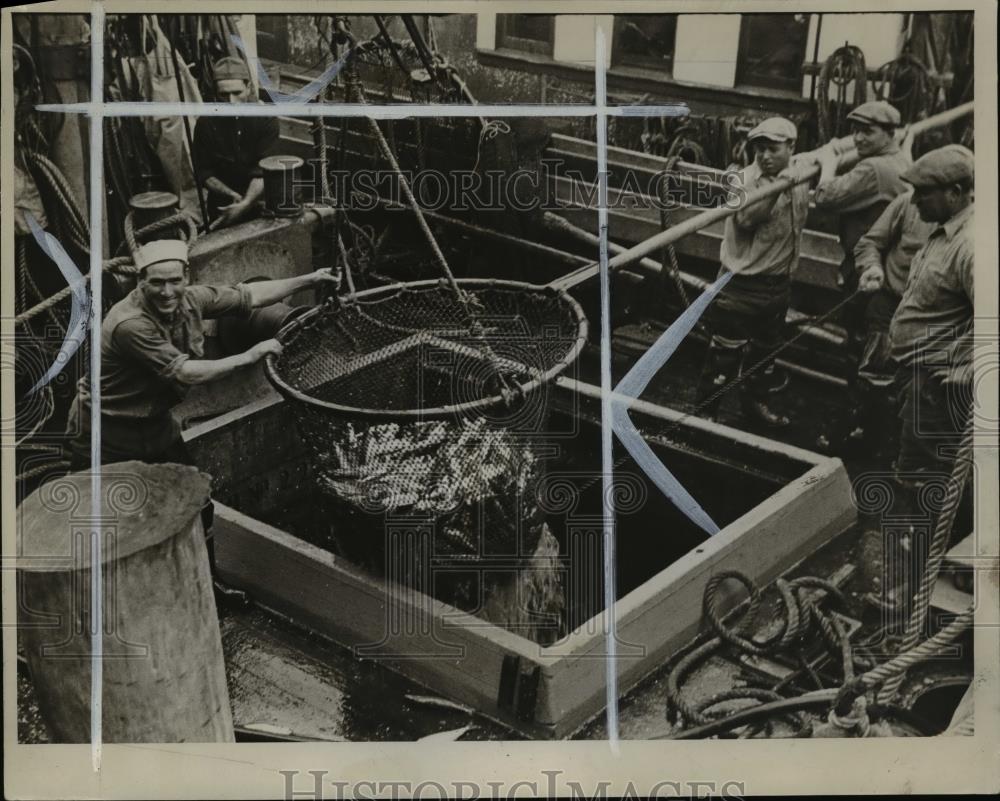 1935 Press Photo Discharging Cargo-Half a Ton to a Scoop - orb91350 - Historic Images