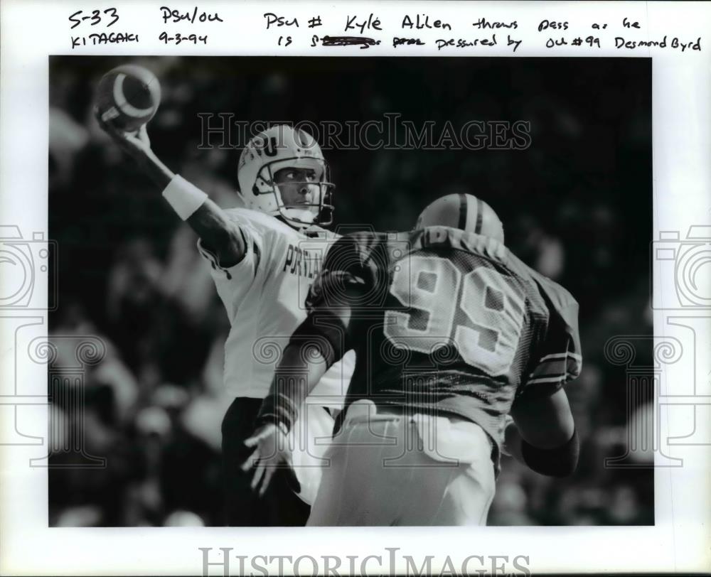 1994 Press Photo PSU Kyle Allen throws pass as he is pressured by U.O. #99 - Historic Images