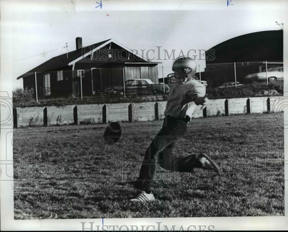 1976 Press Photo Brad Hunter works on Kicking game - orc13174 - Historic Images