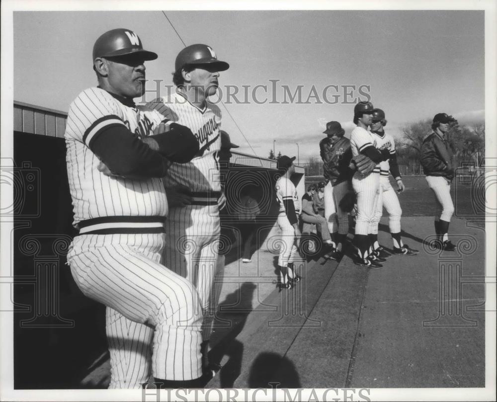 1979 Press Photo Washington State baseball coach, Chuck Brayton with players - Historic Images