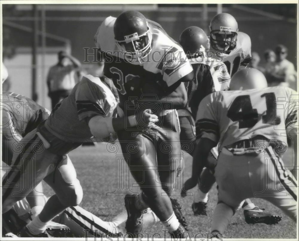 1991 Press Photo Hornets have stinging power in football player, Aifala Ama - Historic Images